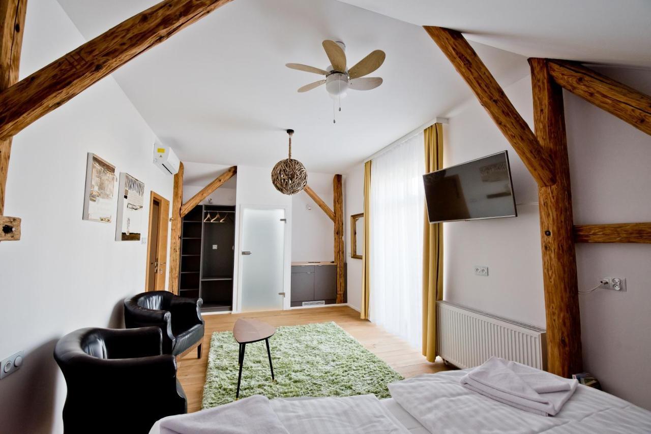Salon Win Wine Bar & Bed & Breakfast